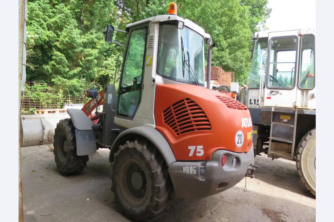 dobro vzdrževani gradbeni stroji, oprema za gradbene stroje in vozila.-3