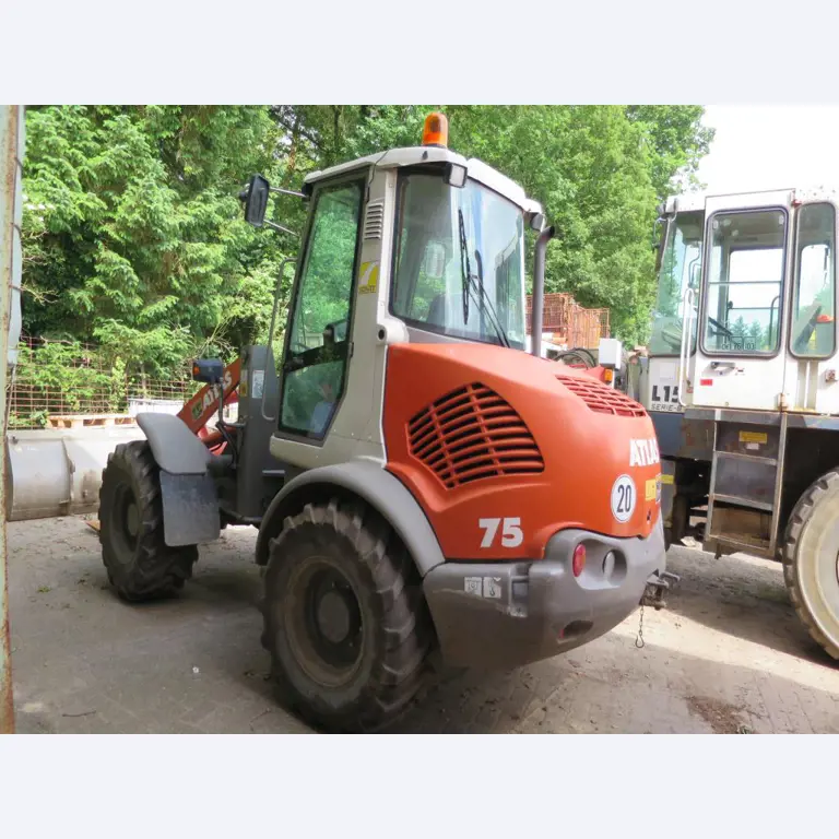 dobro vzdrževani gradbeni stroji, oprema za gradbene stroje in vozila.-3