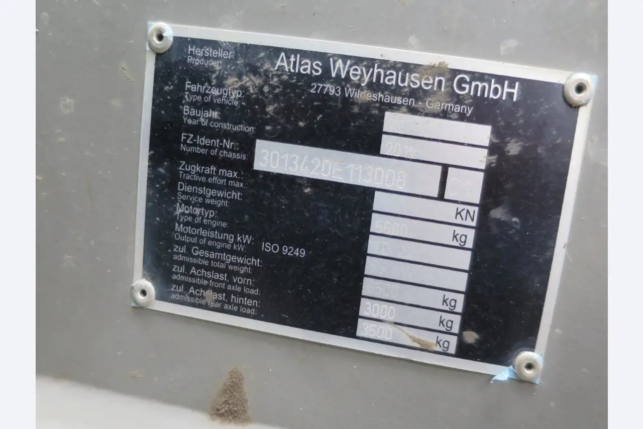 dobro vzdrževani gradbeni stroji, oprema za gradbene stroje in vozila.-4