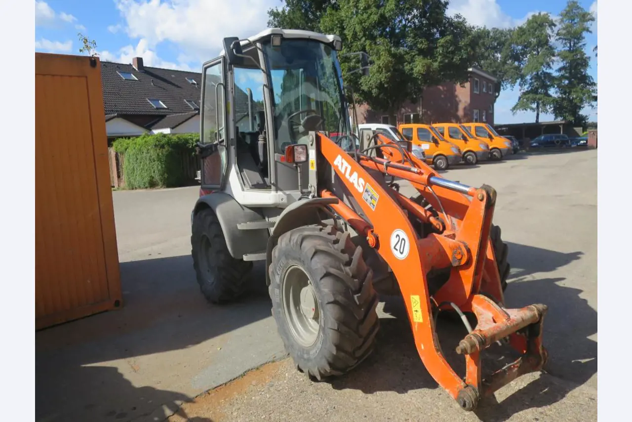 dobro vzdrževani gradbeni stroji, oprema za gradbene stroje in vozila.-1