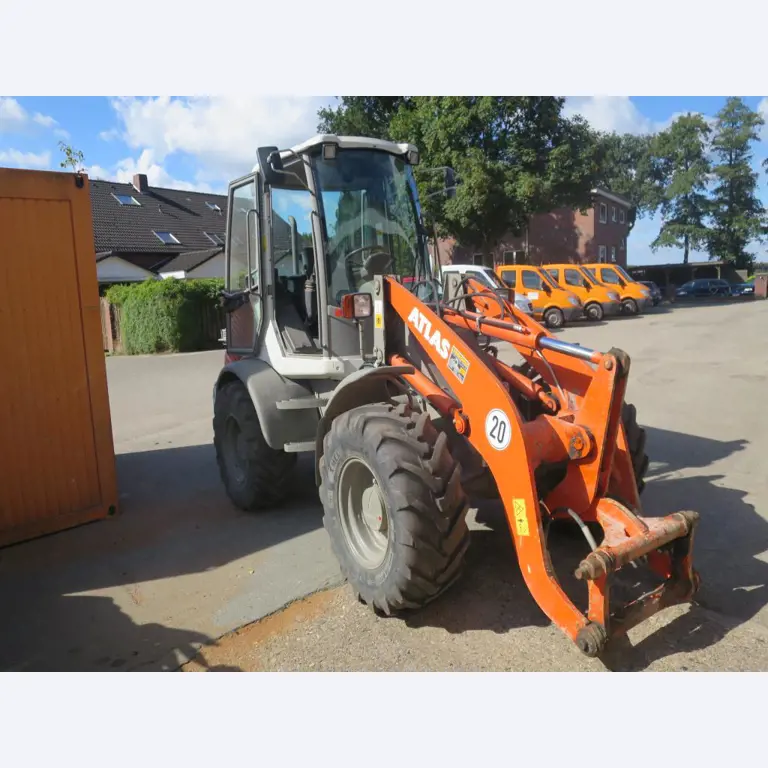 dobro vzdrževani gradbeni stroji, oprema za gradbene stroje in vozila.-1