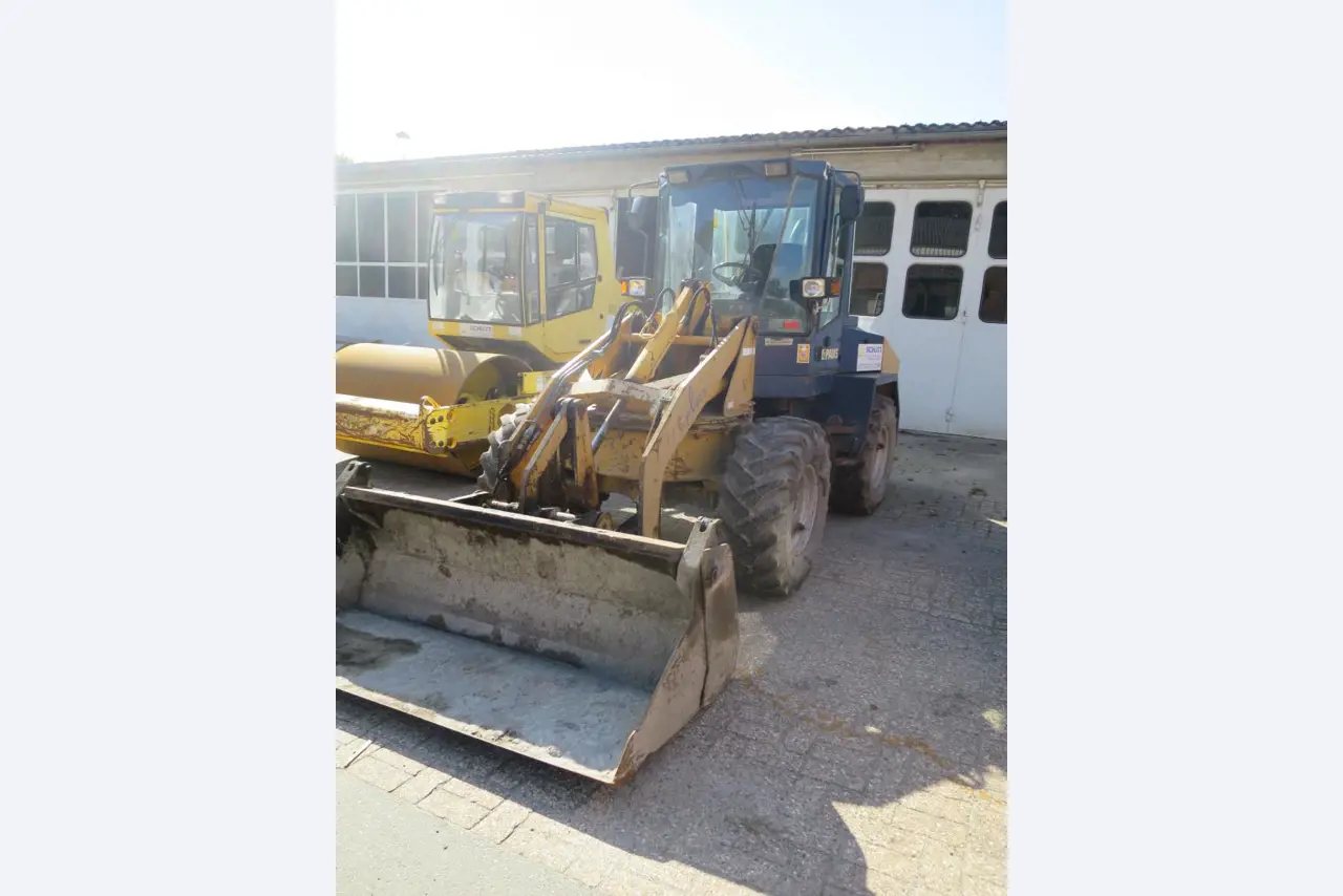 dobro vzdrževani gradbeni stroji, oprema za gradbene stroje in vozila.-1