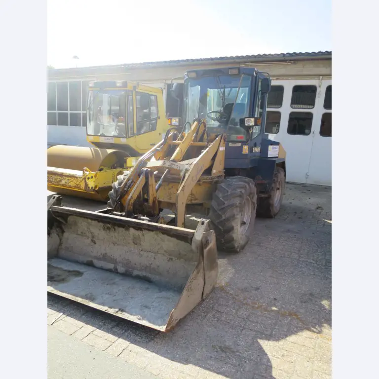 dobro vzdrževani gradbeni stroji, oprema za gradbene stroje in vozila.-1