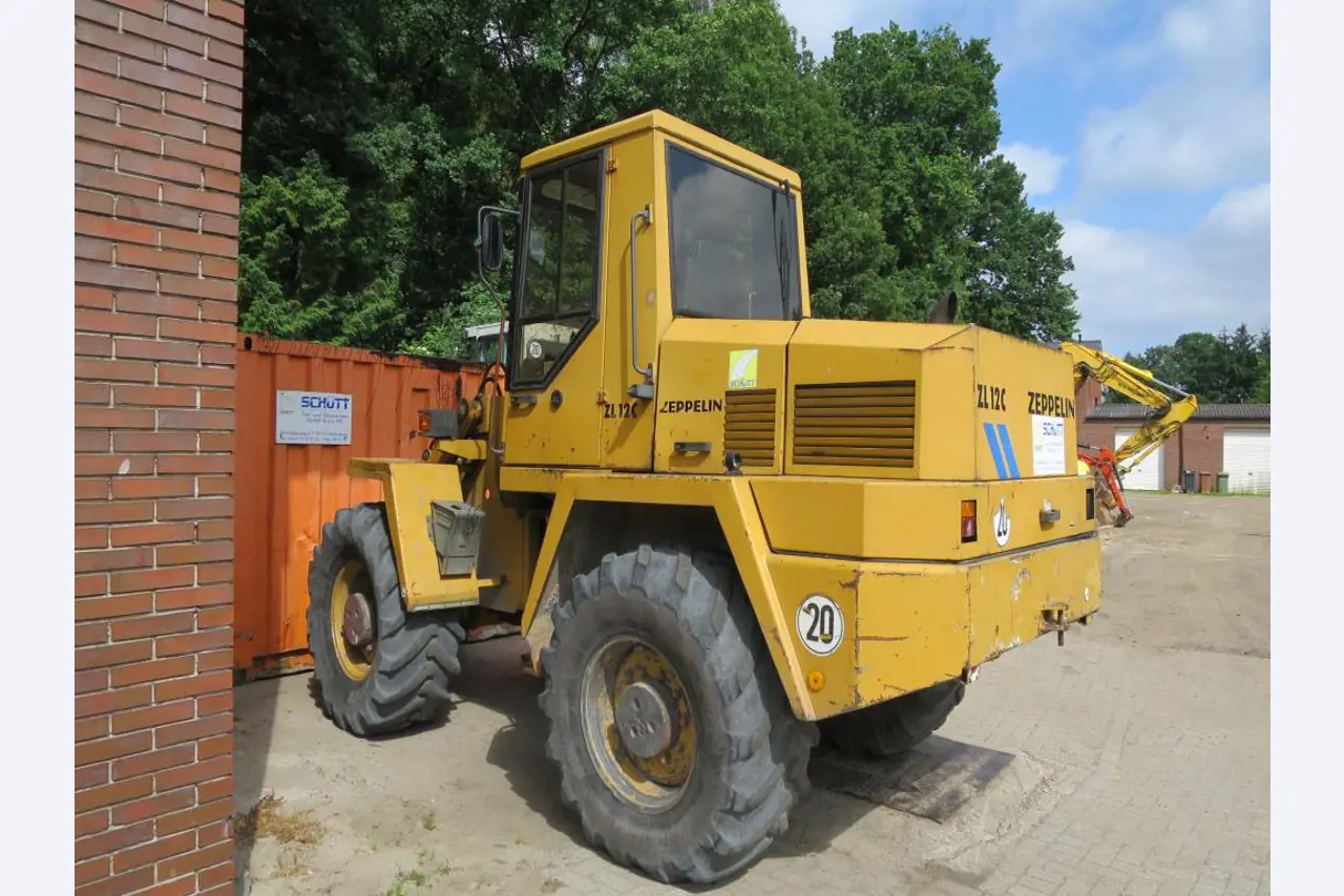 dobro vzdrževani gradbeni stroji, oprema za gradbene stroje in vozila.-3