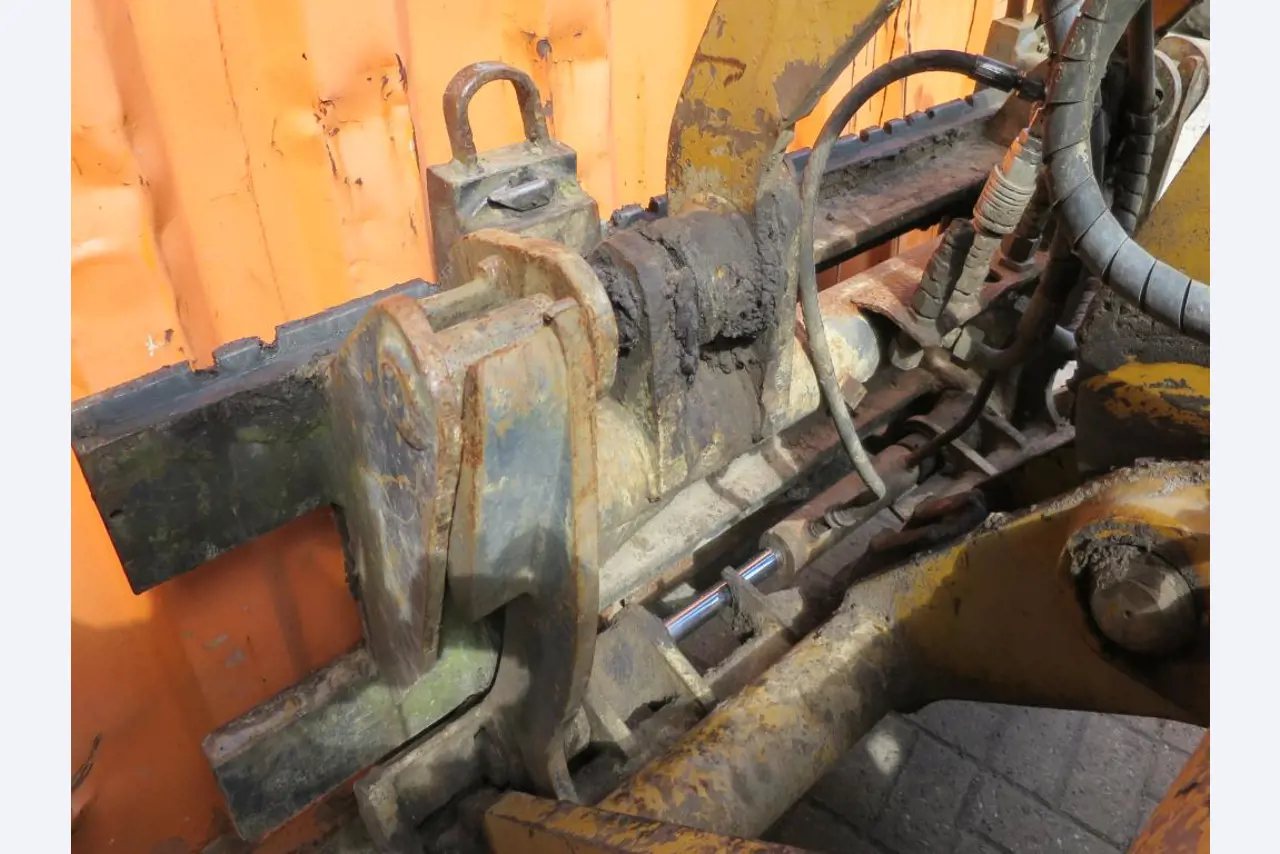 dobro vzdrževani gradbeni stroji, oprema za gradbene stroje in vozila.-4