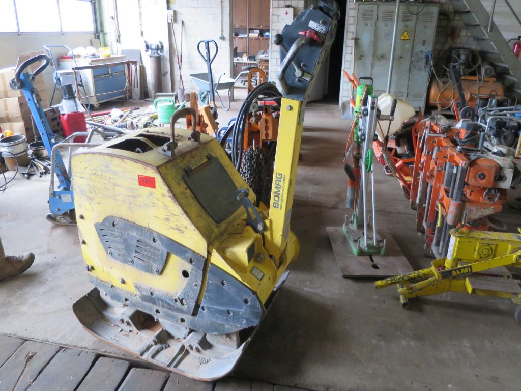 des machines de chantier entretenues, des accessoires pour machines de chantier ainsi que des véhicules-1