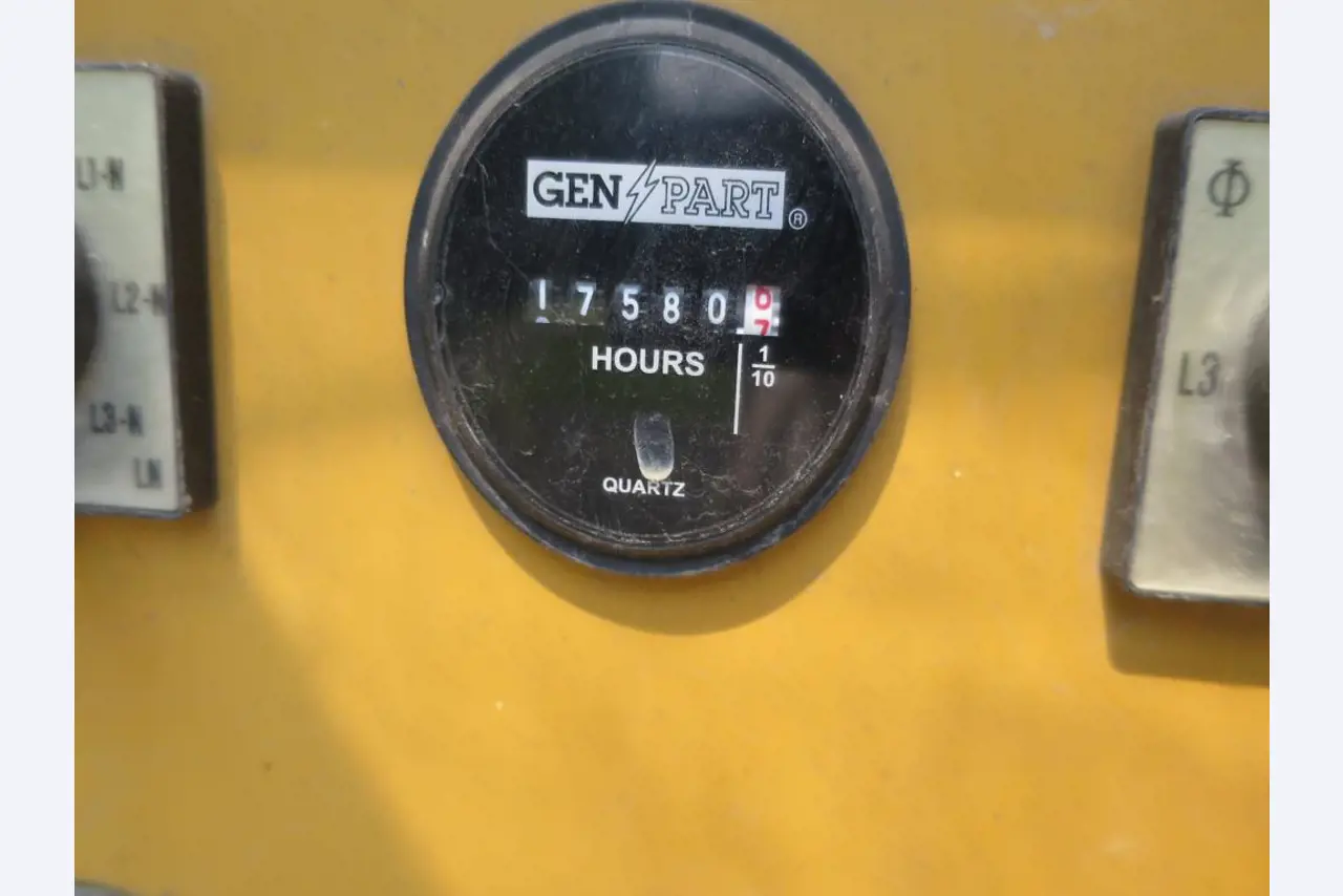 dobro vzdrževani gradbeni stroji, oprema za gradbene stroje in vozila.-2