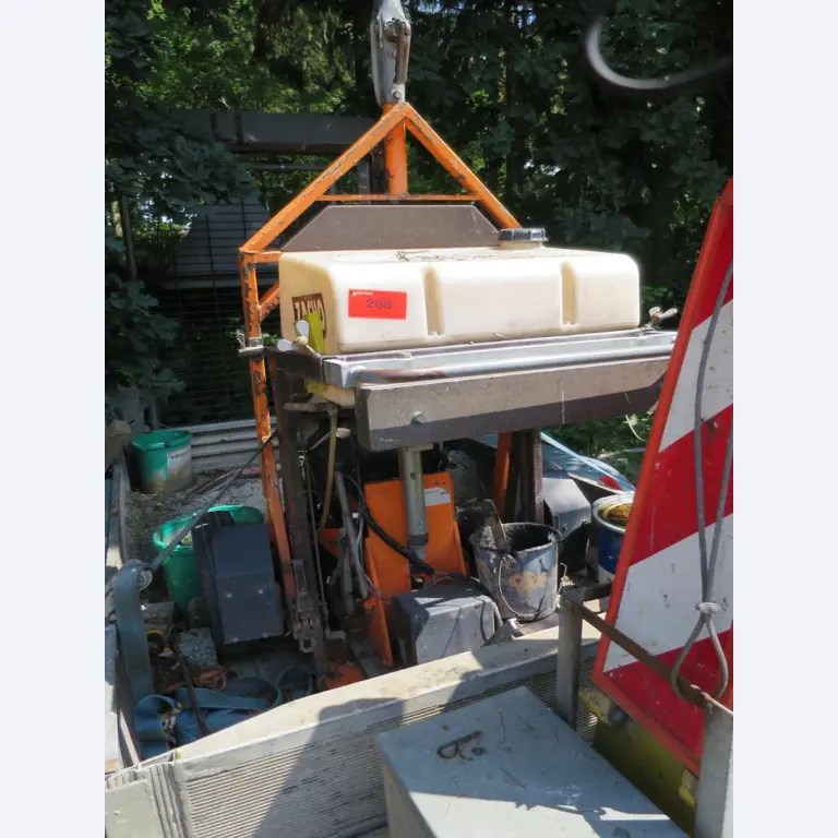 dobro vzdrževani gradbeni stroji, oprema za gradbene stroje in vozila.-1