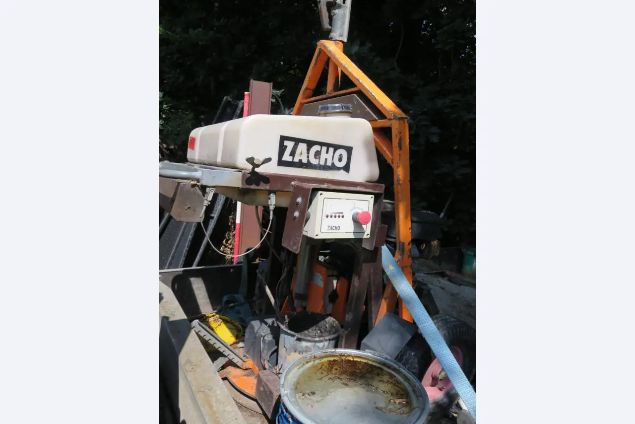 dobro vzdrževani gradbeni stroji, oprema za gradbene stroje in vozila.-2