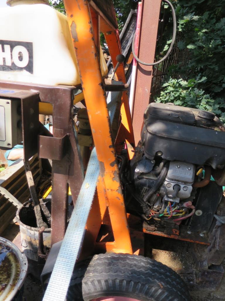 des machines de chantier entretenues, des accessoires pour machines de chantier ainsi que des véhicules-3