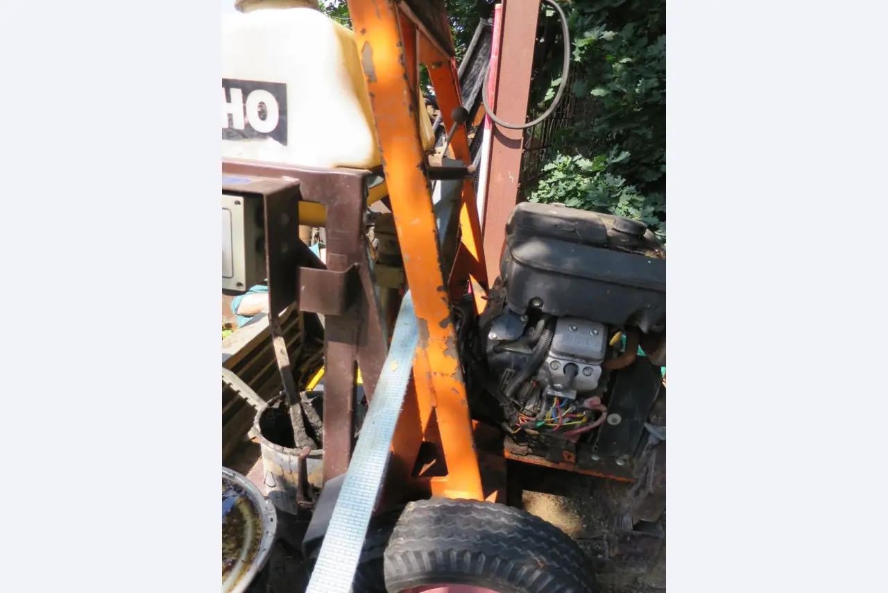 dobro vzdrževani gradbeni stroji, oprema za gradbene stroje in vozila.-3