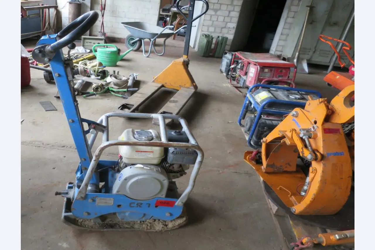 máquinas de construção, acessórios de máquinas de construção e veículos em bom estado de conservação-1