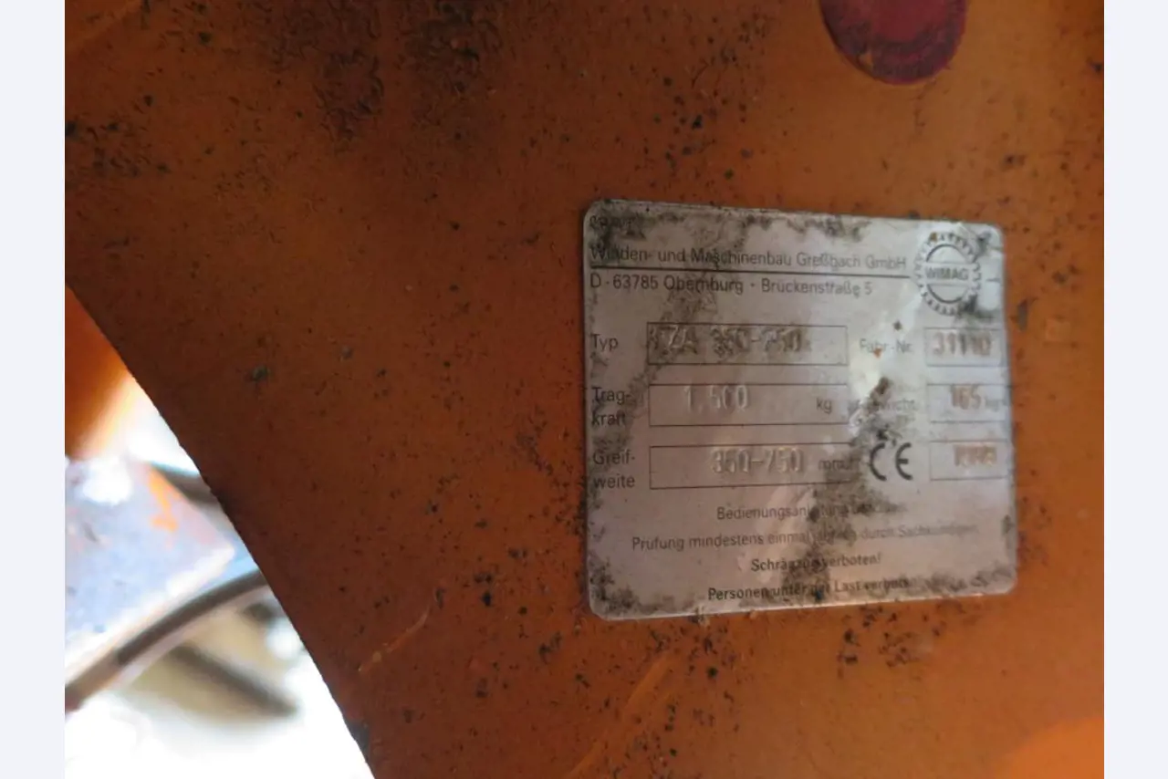 máquinas de construção, acessórios de máquinas de construção e veículos em bom estado de conservação-2