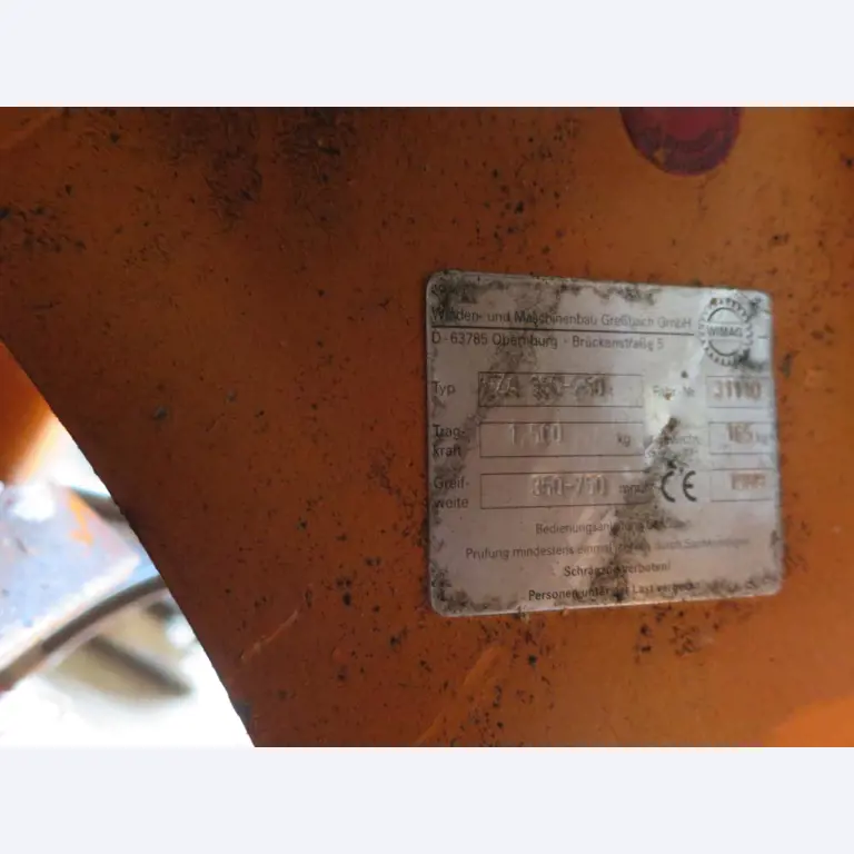 máquinas de construção, acessórios de máquinas de construção e veículos em bom estado de conservação-2