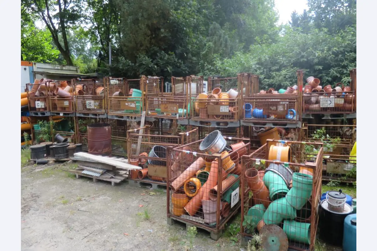 dobro vzdrževani gradbeni stroji, oprema za gradbene stroje in vozila.-1