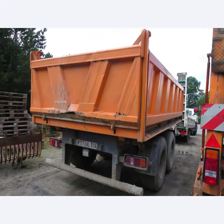 dobro vzdrževani gradbeni stroji, oprema za gradbene stroje in vozila.-1