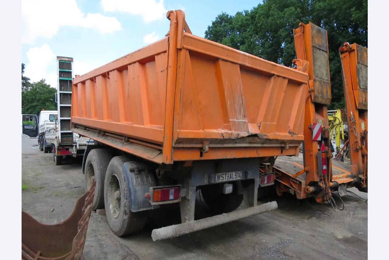 dobro vzdrževani gradbeni stroji, oprema za gradbene stroje in vozila.-2