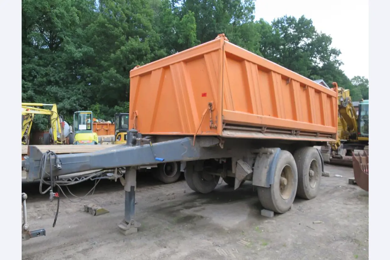 dobro vzdrževani gradbeni stroji, oprema za gradbene stroje in vozila.-3