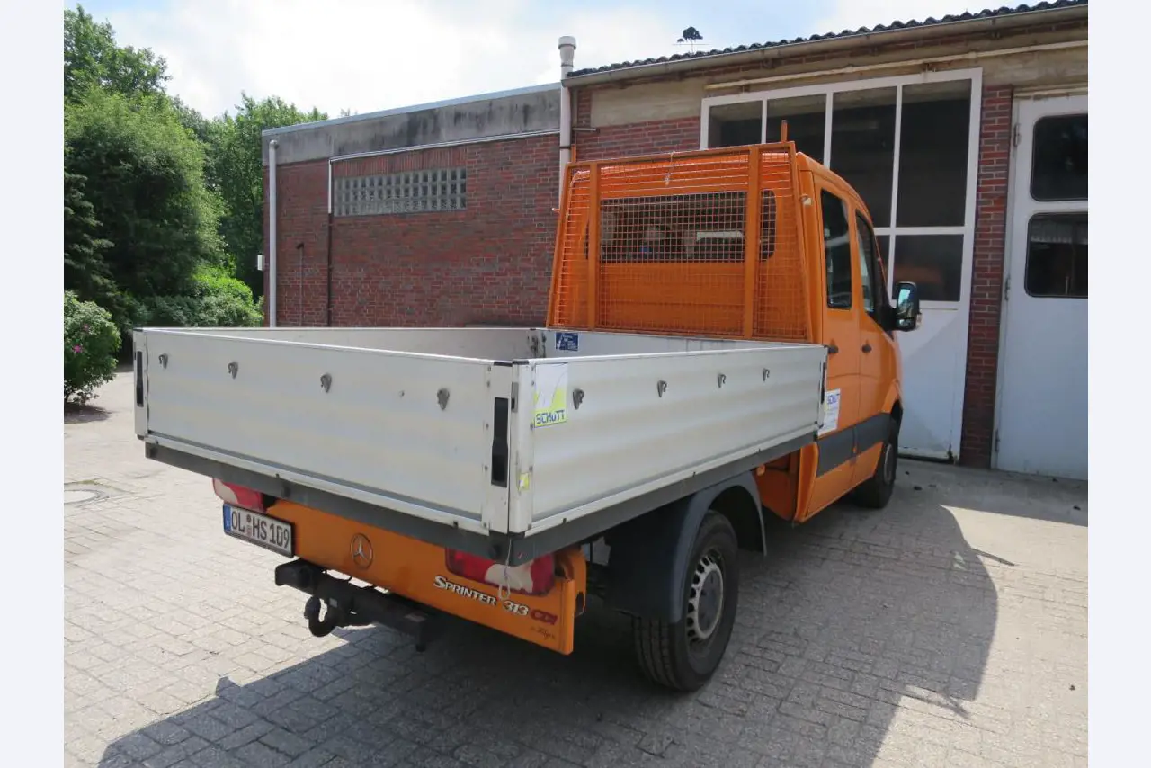 dobro vzdrževani gradbeni stroji, oprema za gradbene stroje in vozila.-3