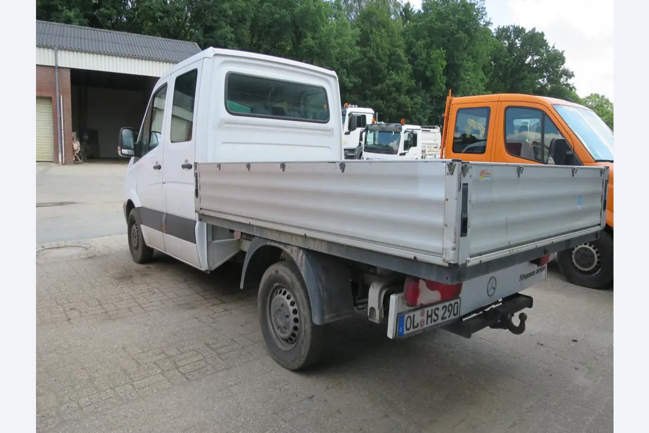 dobro vzdrževani gradbeni stroji, oprema za gradbene stroje in vozila.-2