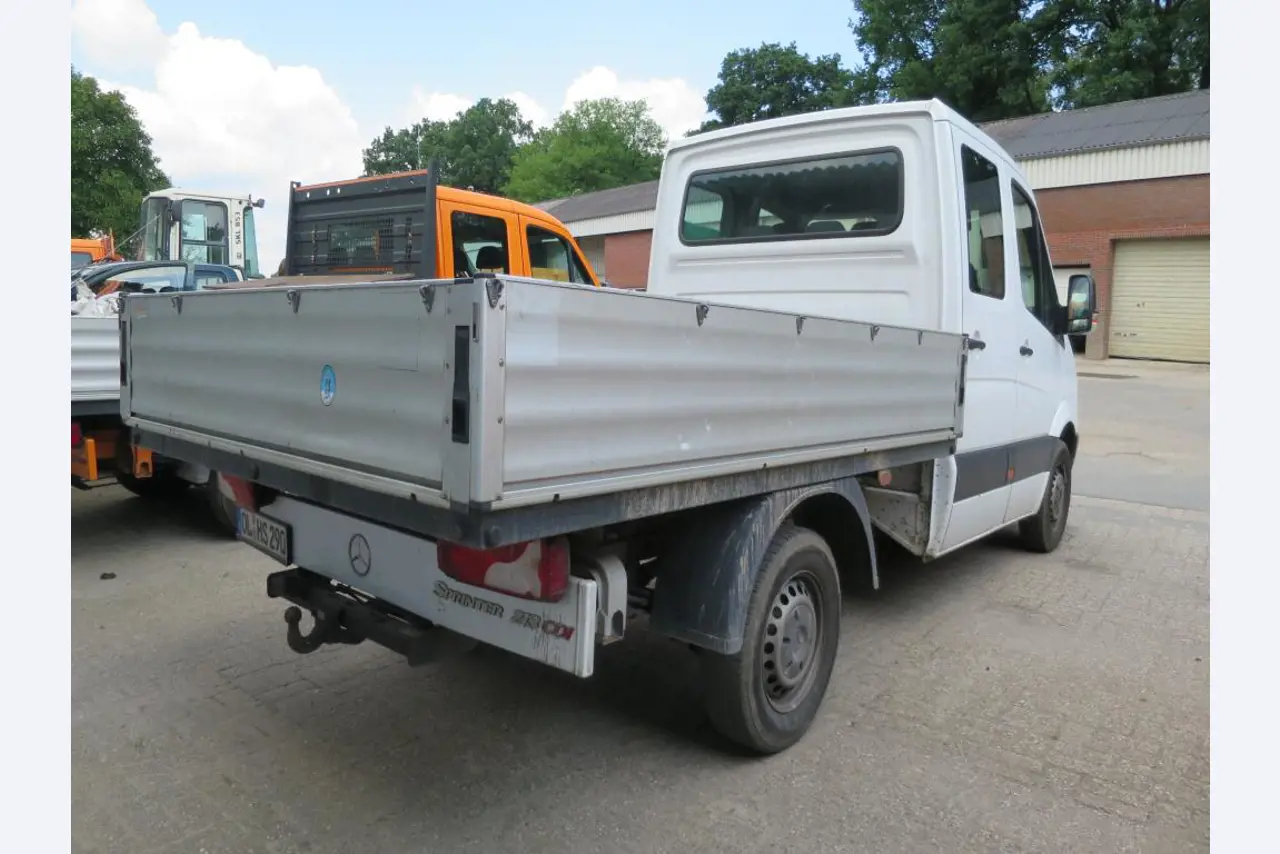 dobro vzdrževani gradbeni stroji, oprema za gradbene stroje in vozila.-3