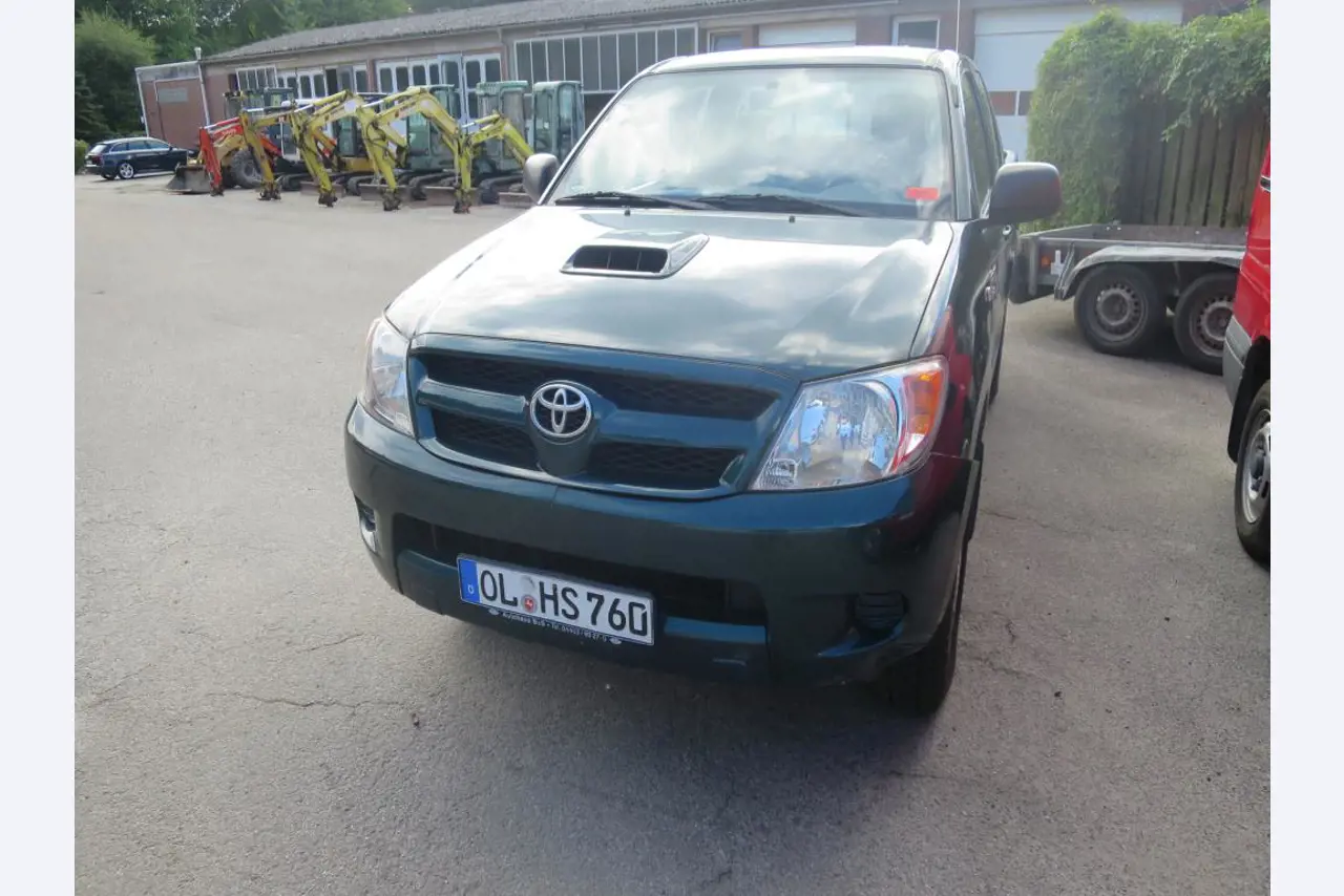 dobro vzdrževani gradbeni stroji, oprema za gradbene stroje in vozila.-3