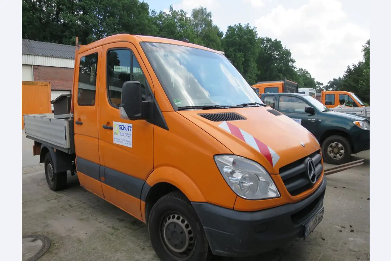 dobro vzdrževani gradbeni stroji, oprema za gradbene stroje in vozila.-2