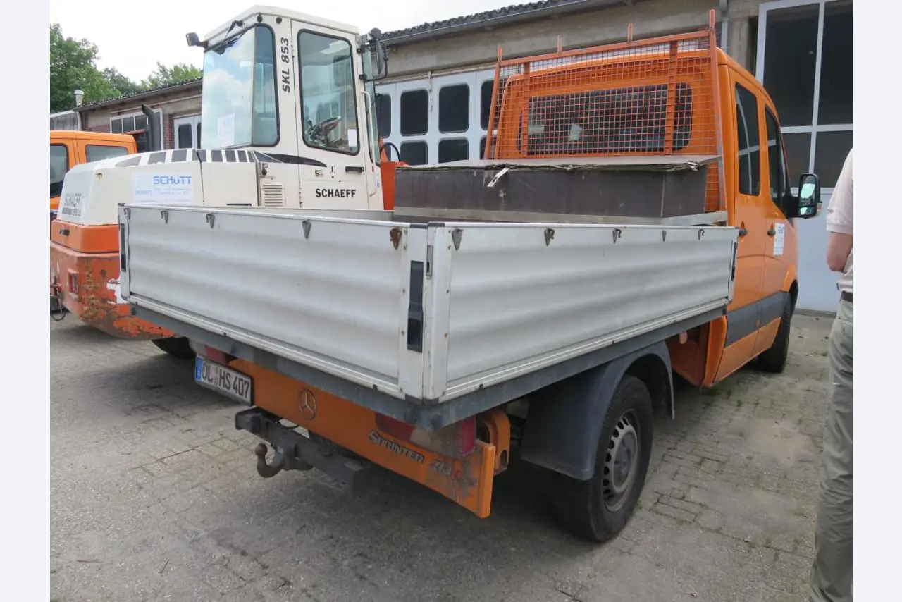 dobro vzdrževani gradbeni stroji, oprema za gradbene stroje in vozila.-3