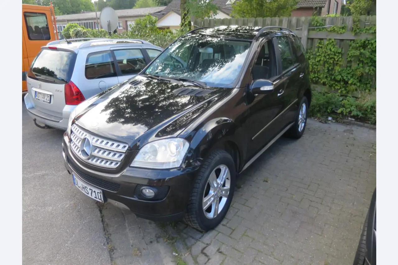 dobro vzdrževani gradbeni stroji, oprema za gradbene stroje in vozila.-2