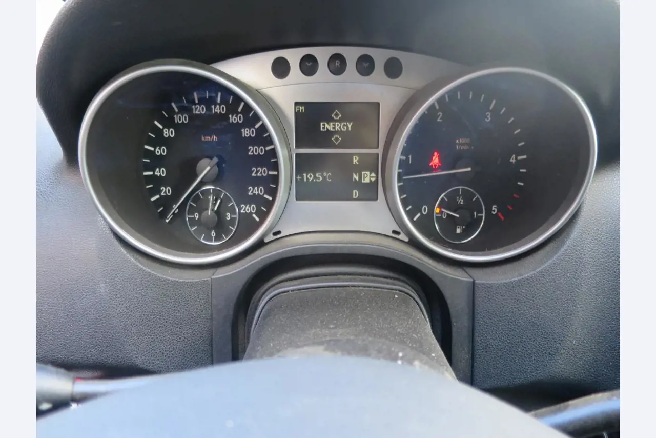 dobro vzdrževani gradbeni stroji, oprema za gradbene stroje in vozila.-3