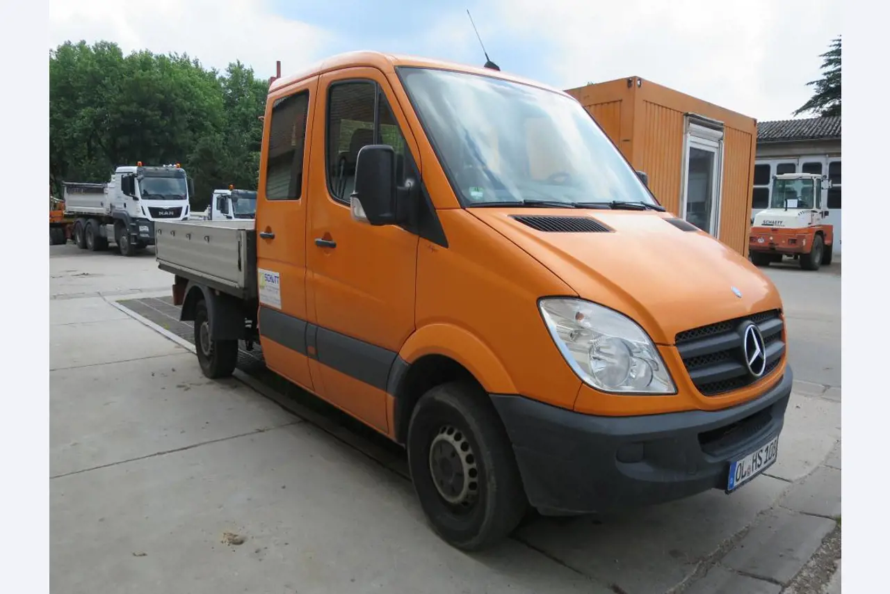 dobro vzdrževani gradbeni stroji, oprema za gradbene stroje in vozila.-2