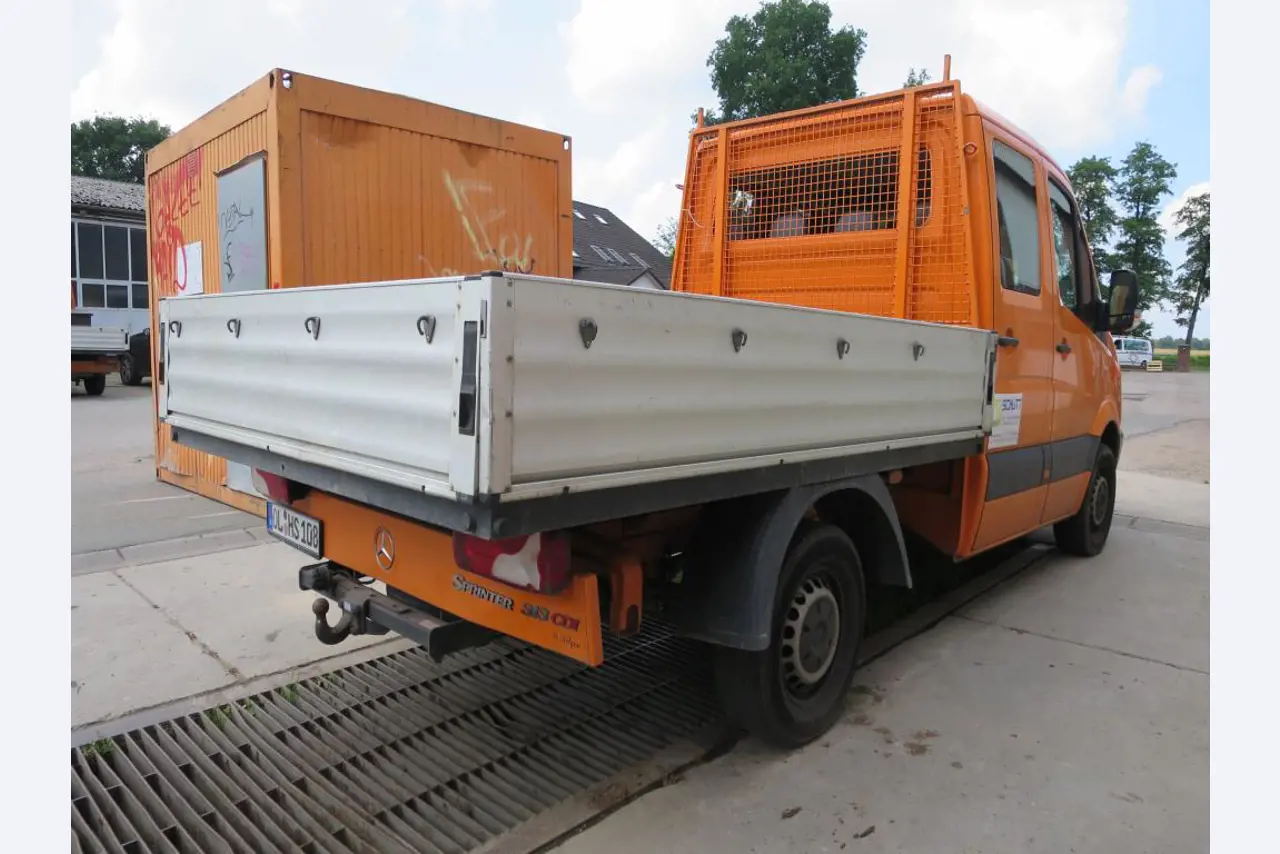 dobro vzdrževani gradbeni stroji, oprema za gradbene stroje in vozila.-3