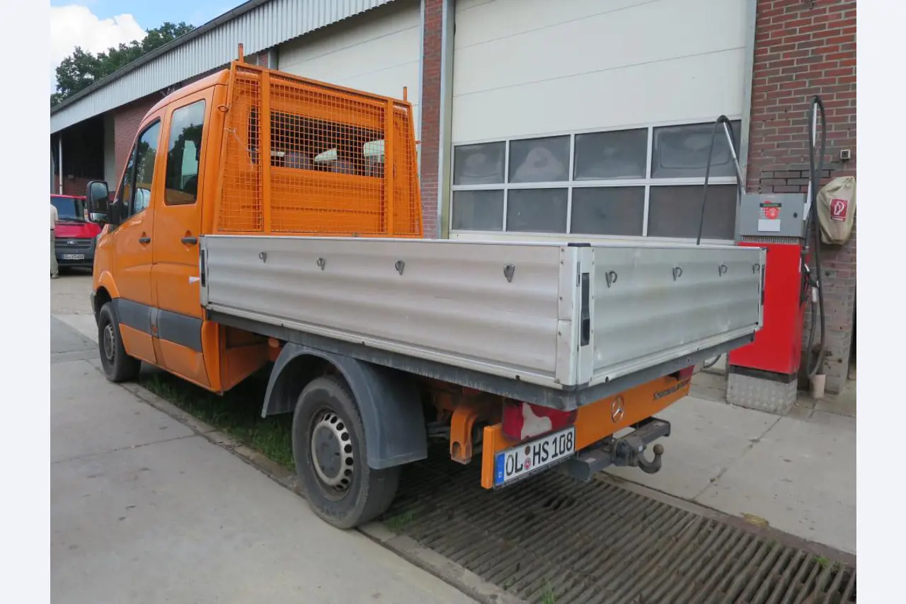 dobro vzdrževani gradbeni stroji, oprema za gradbene stroje in vozila.-4