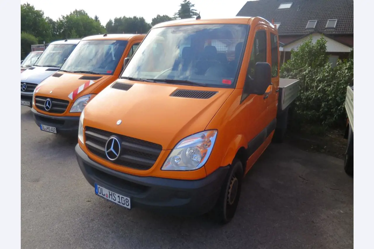 dobro vzdrževani gradbeni stroji, oprema za gradbene stroje in vozila.-5