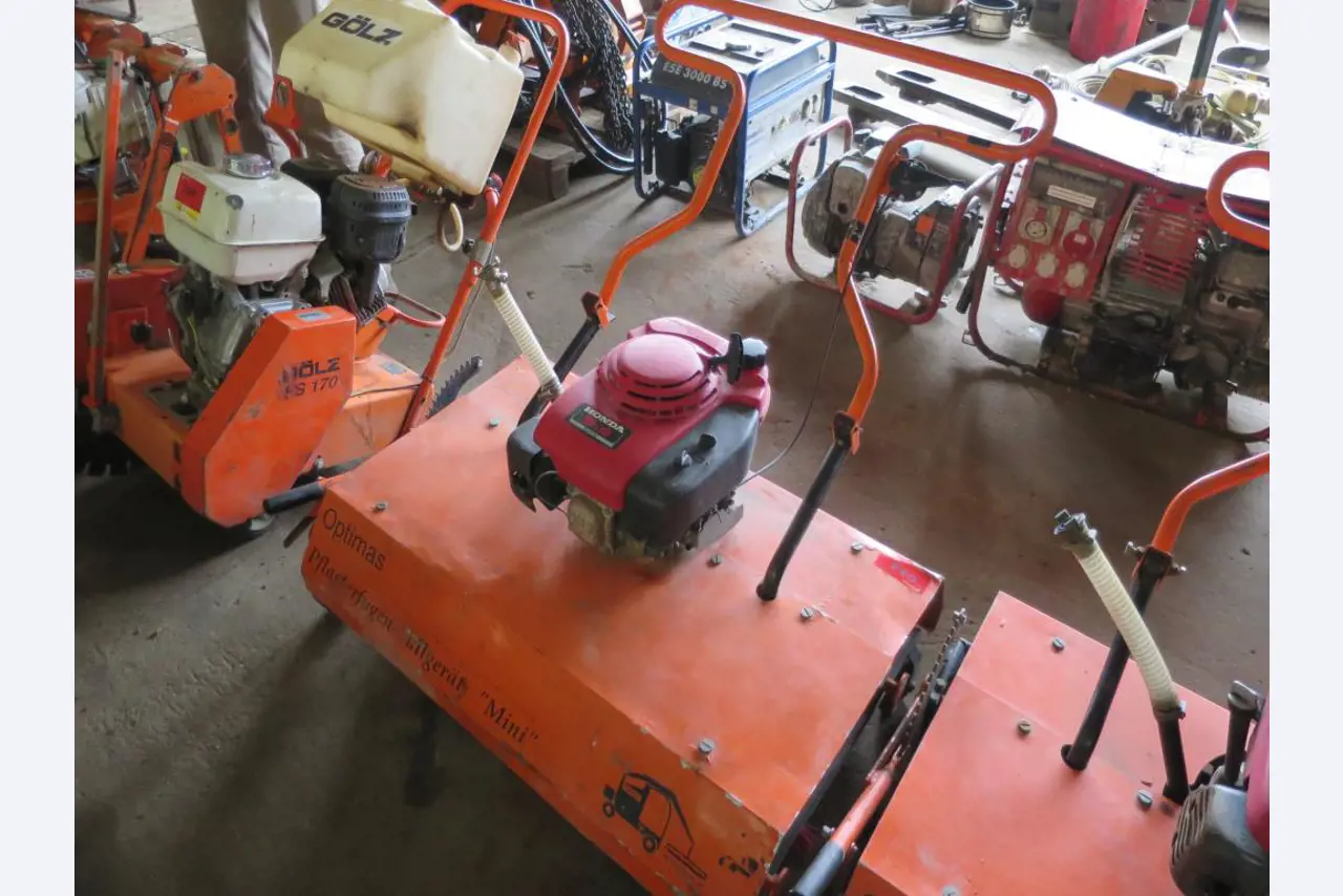 máquinas de construção, acessórios de máquinas de construção e veículos em bom estado de conservação-1