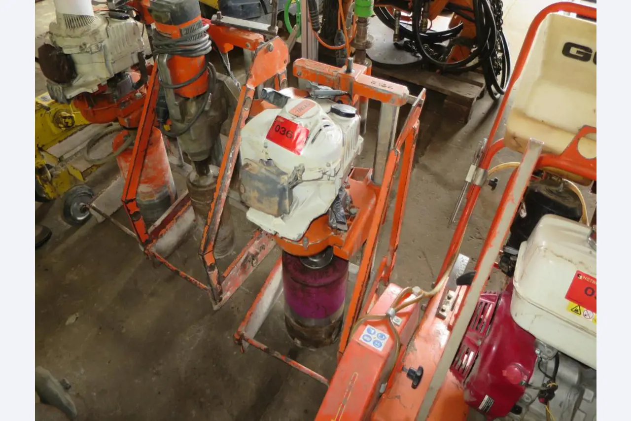 dobro vzdrževani gradbeni stroji, oprema za gradbene stroje in vozila.-1