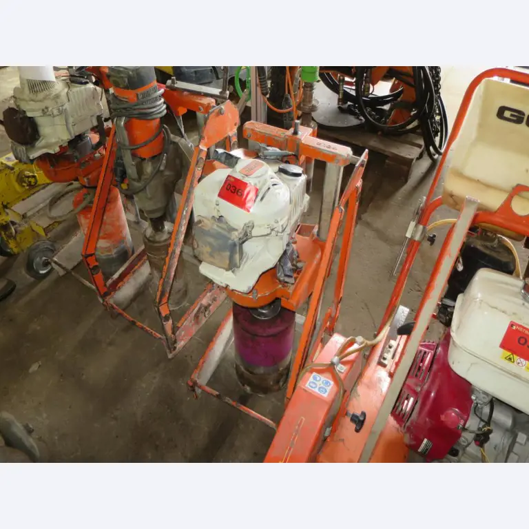 dobro vzdrževani gradbeni stroji, oprema za gradbene stroje in vozila.-1