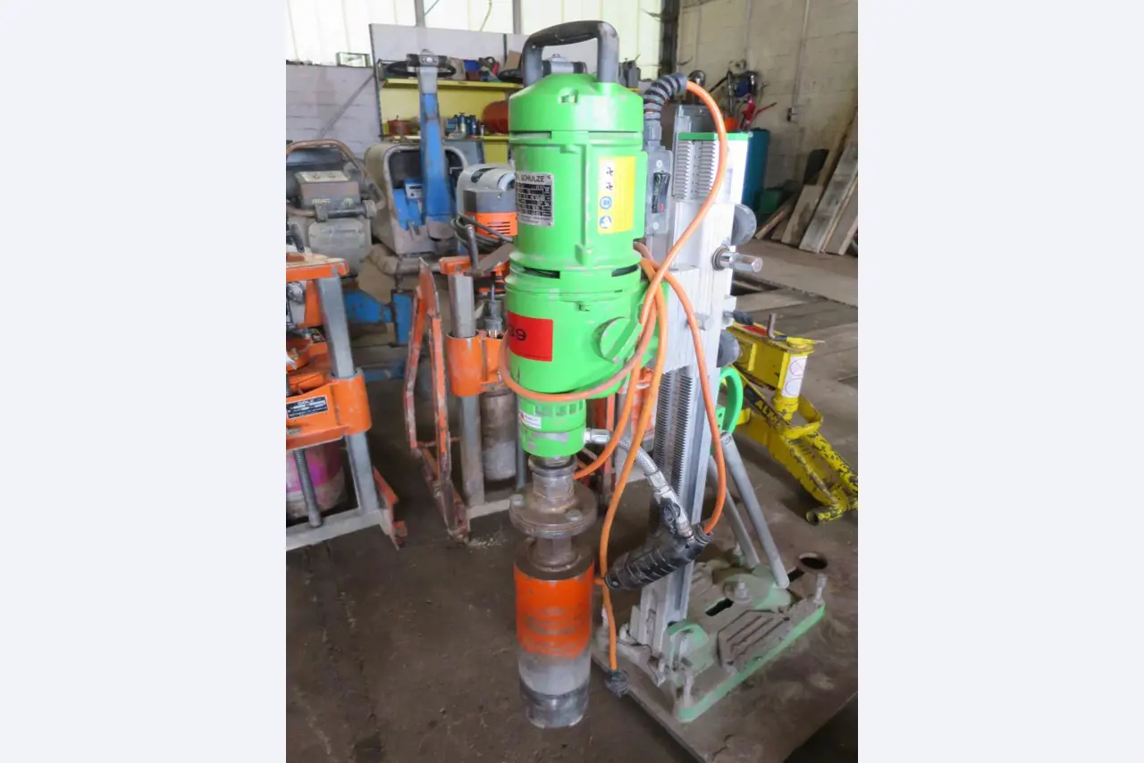 des machines de chantier entretenues, des accessoires pour machines de chantier ainsi que des véhicules-1