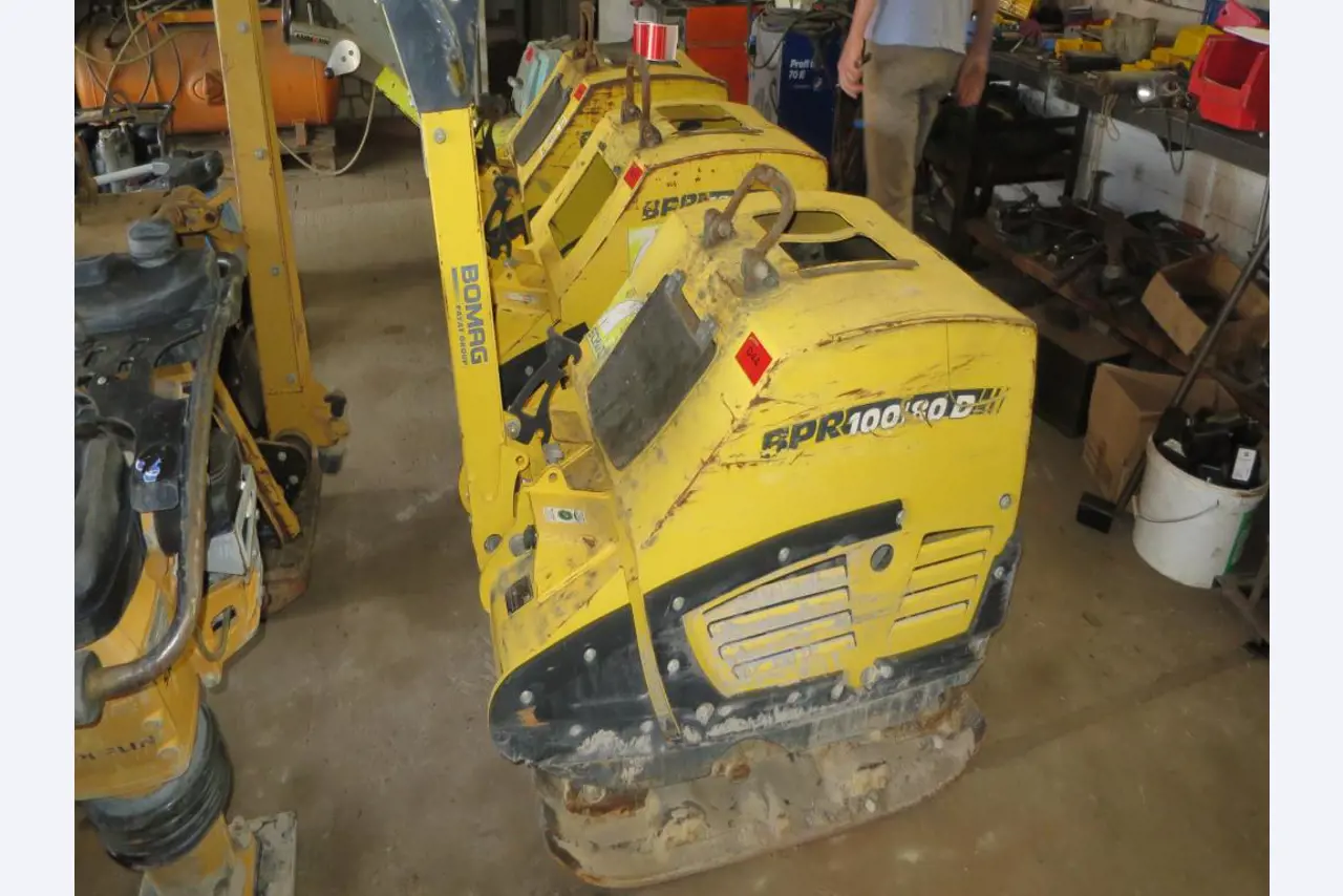 dobro vzdrževani gradbeni stroji, oprema za gradbene stroje in vozila.-1