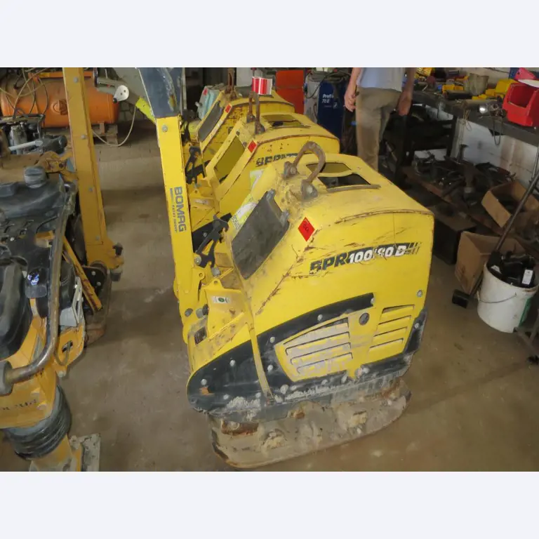 dobro vzdrževani gradbeni stroji, oprema za gradbene stroje in vozila.-1