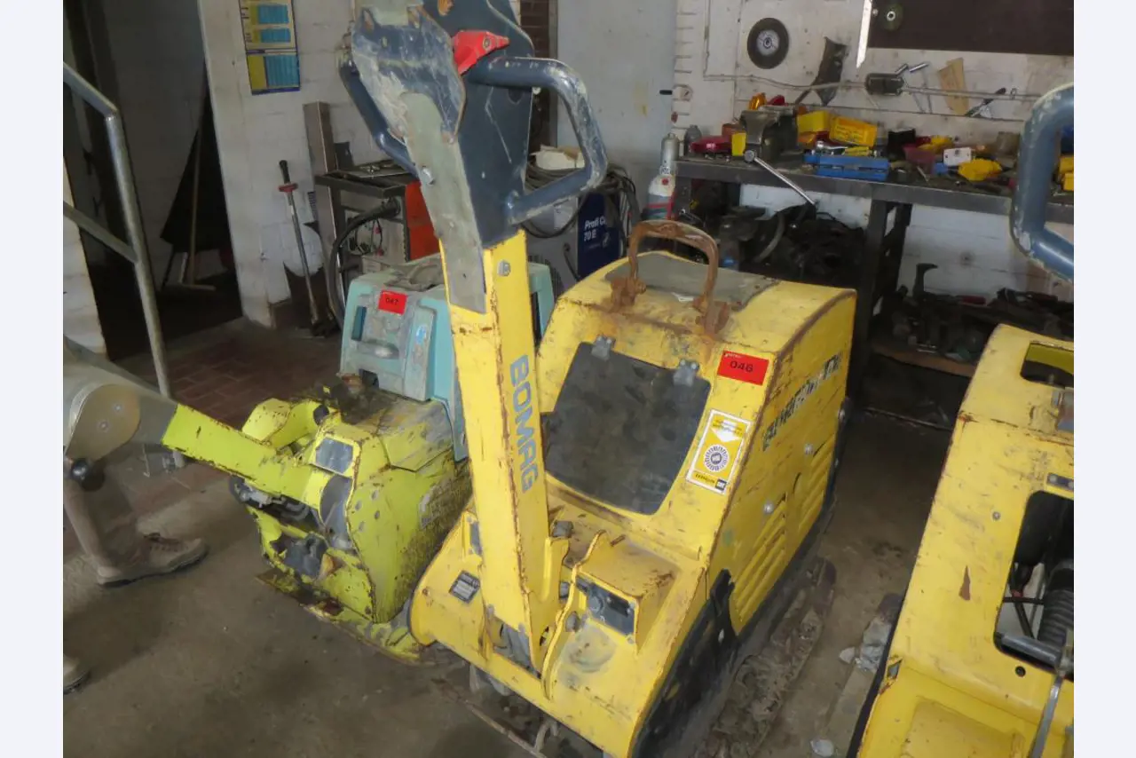 dobro vzdrževani gradbeni stroji, oprema za gradbene stroje in vozila.-1