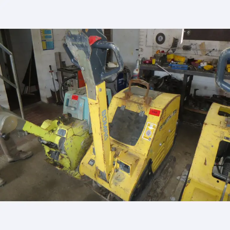 dobro vzdrževani gradbeni stroji, oprema za gradbene stroje in vozila.-1