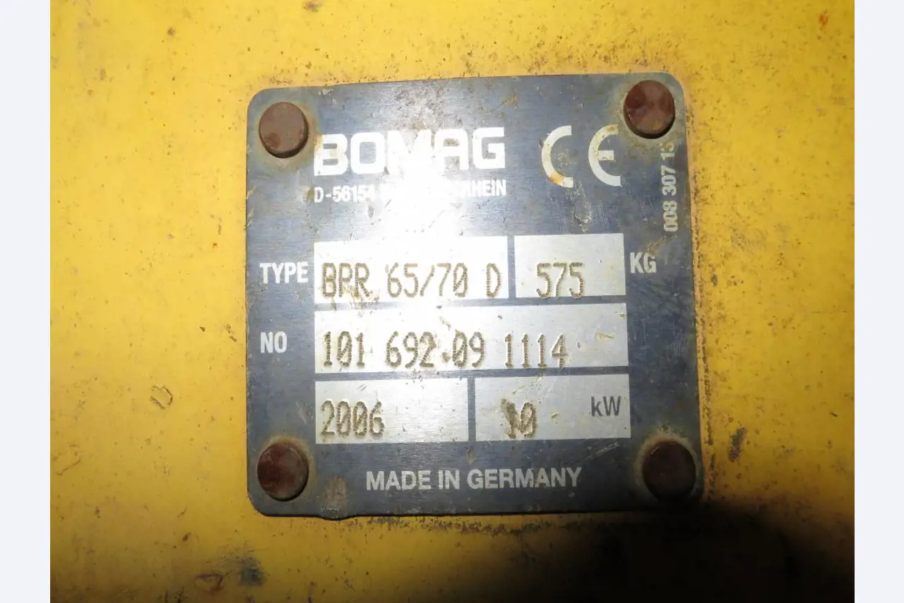 dobro vzdrževani gradbeni stroji, oprema za gradbene stroje in vozila.-2