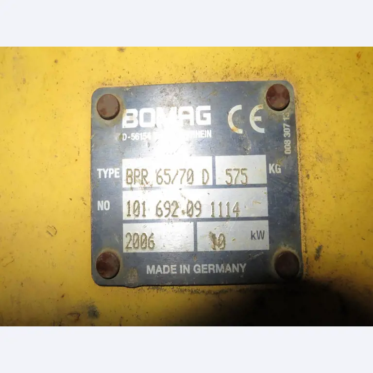 dobro vzdrževani gradbeni stroji, oprema za gradbene stroje in vozila.-2