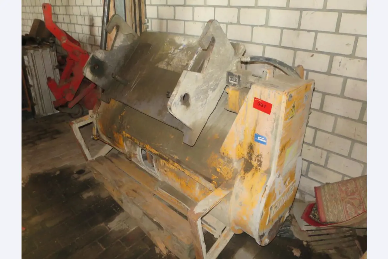 dobro vzdrževani gradbeni stroji, oprema za gradbene stroje in vozila.-1