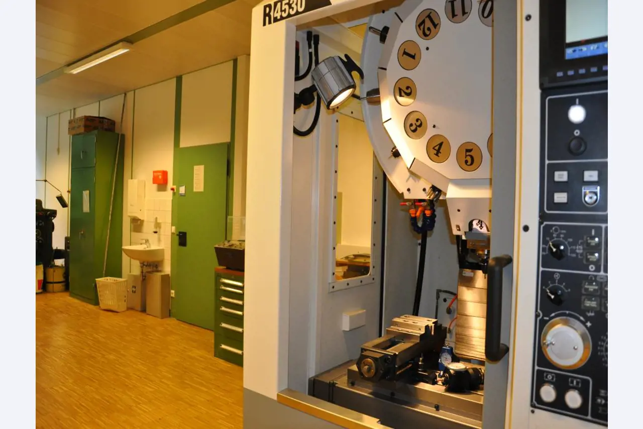 well maintained workshop equipment-10