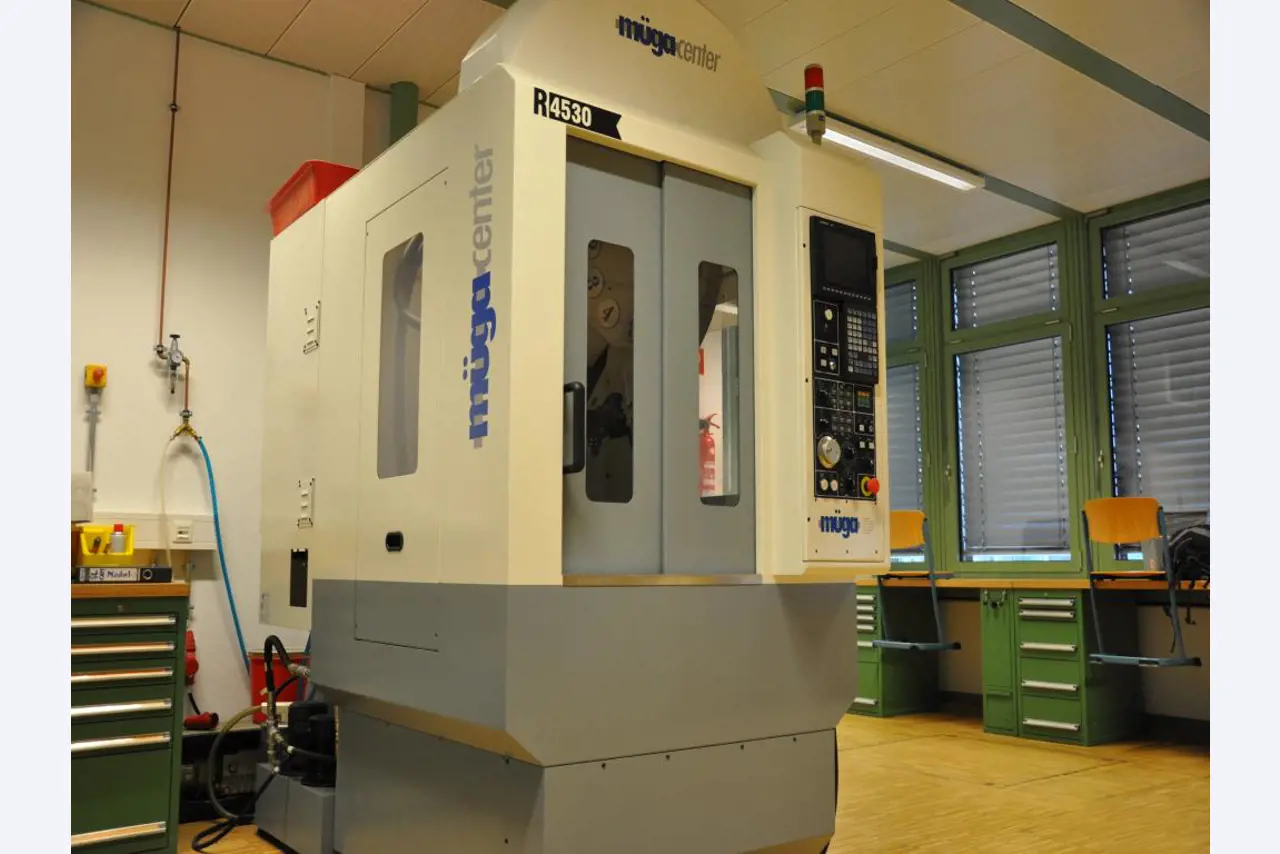 well maintained workshop equipment-2