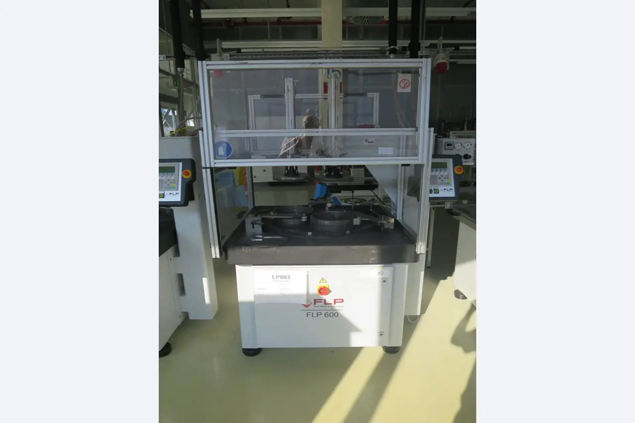 Laboratory, analysis and R & D equipment from a silicon production in the photovoltaic industry-2