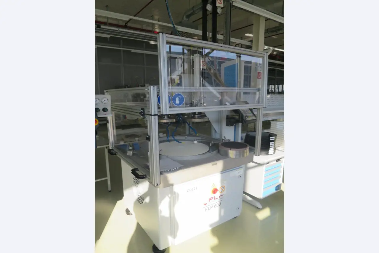 Laboratory, analysis and R & D equipment from a silicon production in the photovoltaic industry-1