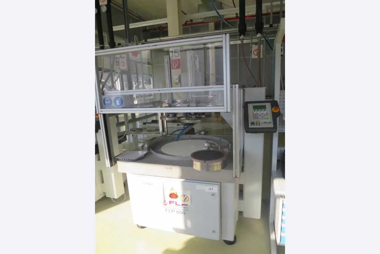 Laboratory, analysis and R & D equipment from a silicon production in the photovoltaic industry-2